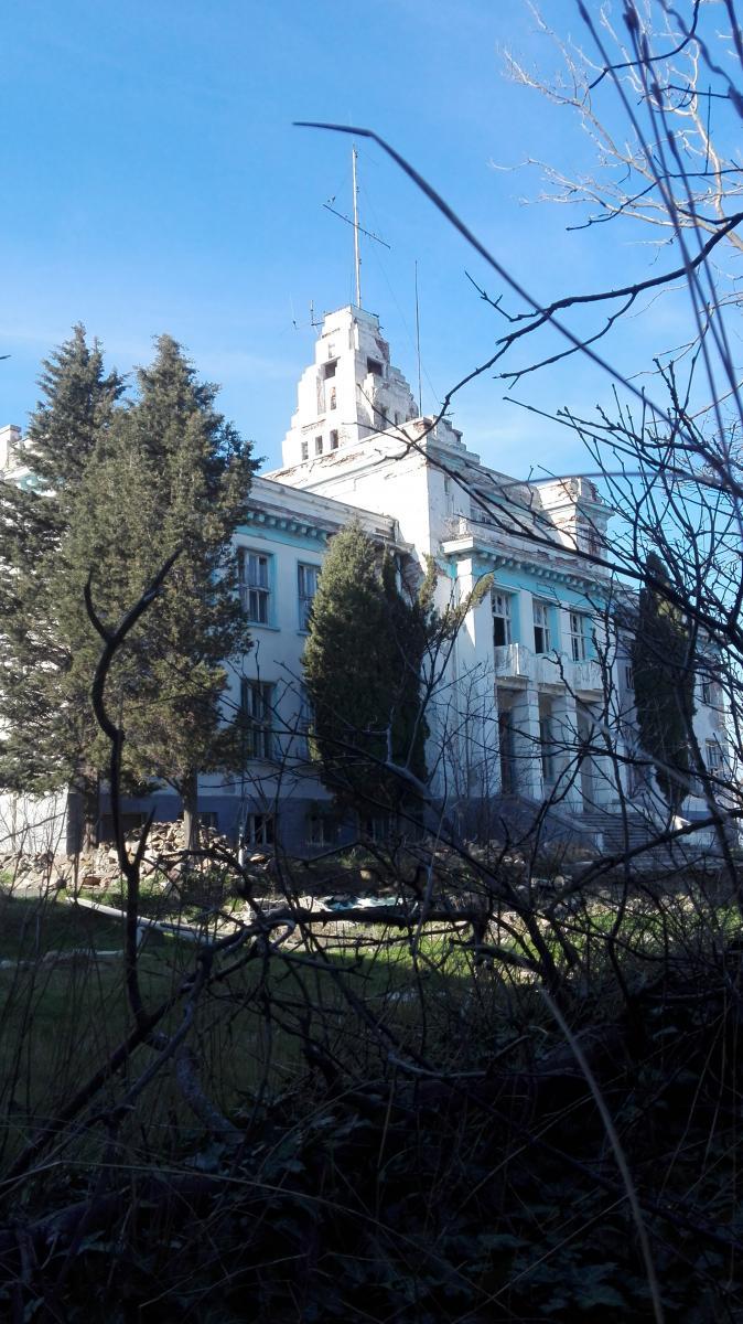 Изглед на разрушаващото се Рибарско училище