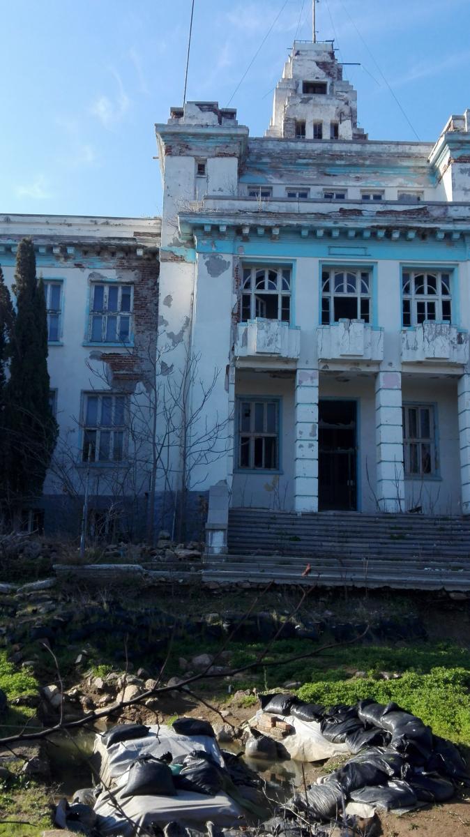 Изглед на разрушаващото се Рибарско училище