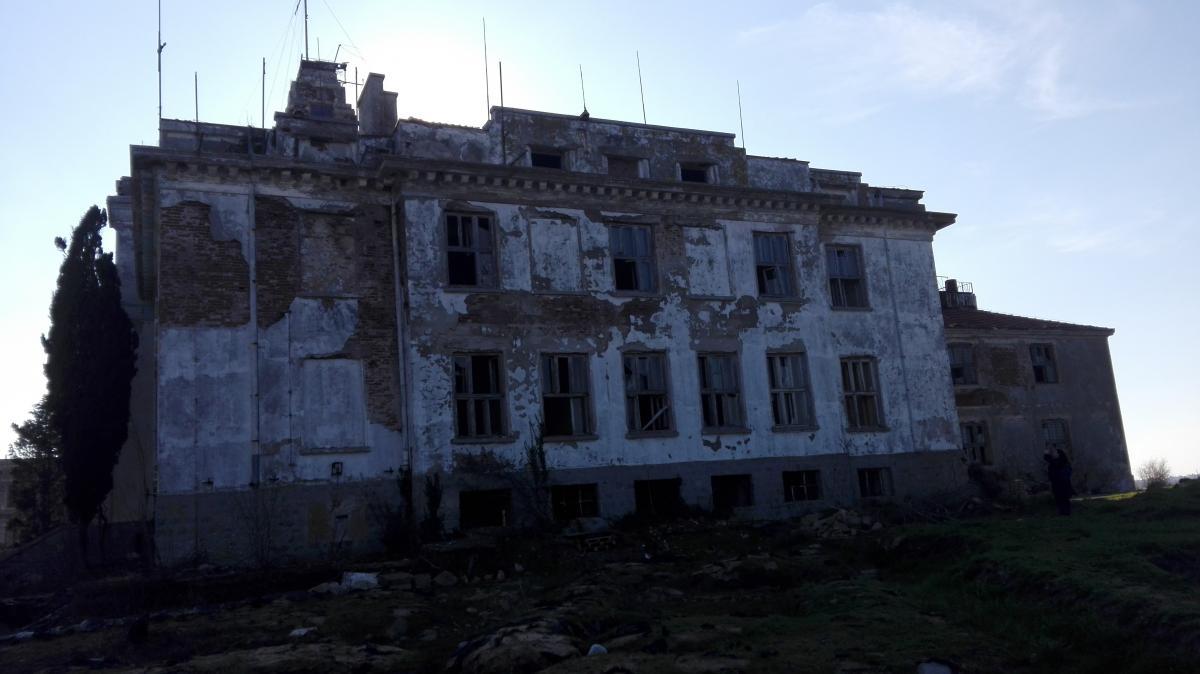 Изглед на разрушаващото се Рибарско училище